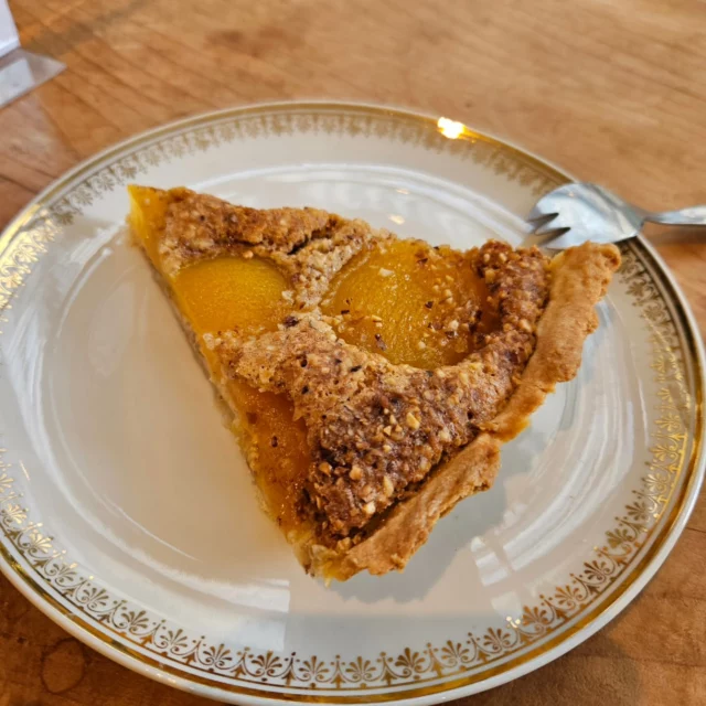 Gourmandise du jour : Tarte abricots noisettes 🌟 
#salondethe #teatime #tea #teashop #coffee #cafe #dinan #tarteabricot