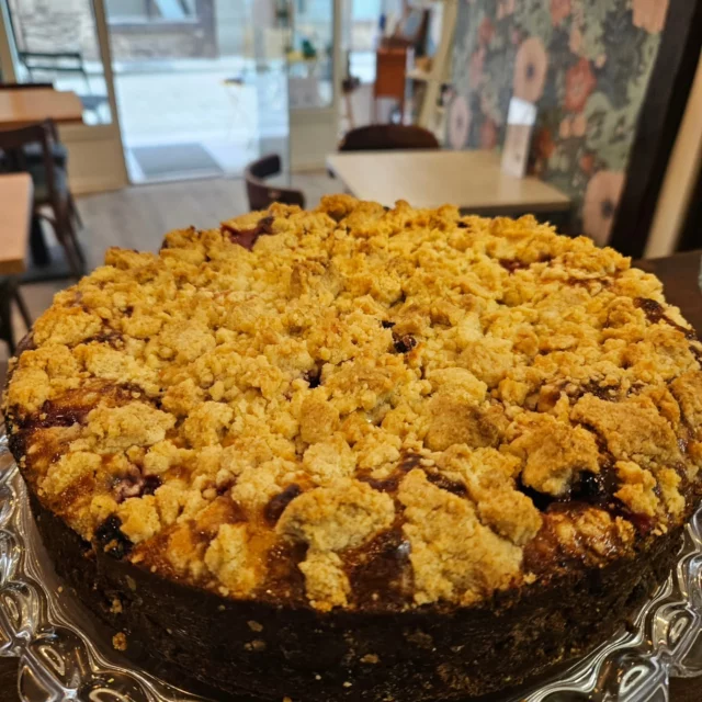 Gourmandise du jour : Cheesecake crumble fraise spéculoos 🍓 🍓 🍓 
#salondethe #teatime #tea #teashop #dinan #cheesecake #fraise #gourmandise #dessert #gouter