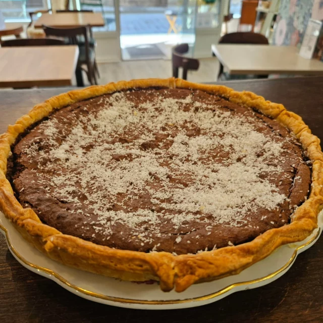Gourmandise du jour : Tarte noix de coco chocolat 🍫 
#salondethe #teatime #tea #teashop #dinan #dessert #tartechocolat #noixdecoco #gouter #gourmandise