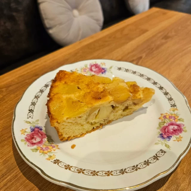 Gourmandise du jour : gâteau pommes cannelle 🍎 🍎 🍎 
#salondethe #tea #teetime #teeshop #pommes #dessert #gateau #gourmandise #dinan